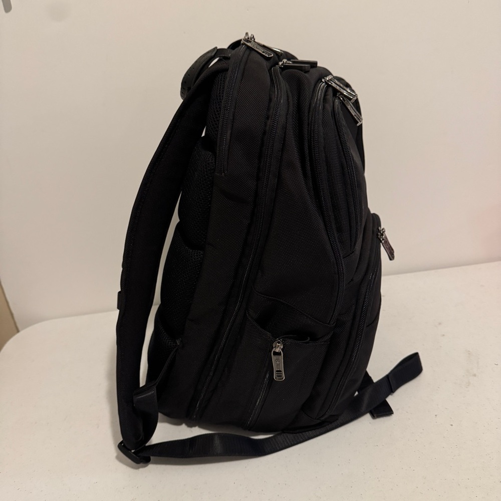 Victorinox Swiss Army Black Architecture 3.0 Zipper Laptop Backpack 31322301 - Picture 2 of 16